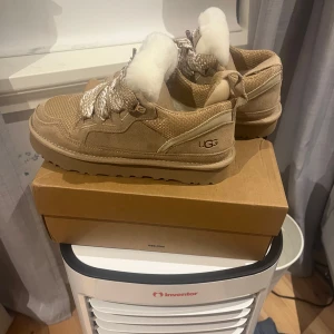  sneakers från UGG i färgen SAND - Säljer ett par snygga och mysiga sneakers från UGG i färgen sand. Helt oanvända och perfekta nu för vintern!🤩 Hör av er vid frågor!