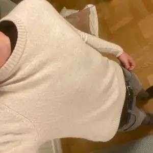 Säljer en stilren beige tröja från Bläck i storlek M. Tröjan är i mycket bra skick och har en klassisk rund halsringning med ribbade kanter. Perfekt för både höst och vinter, och passar till de flesta outfits. Supermjuk och bekväm att ha på sig!Även perfekt till jul. Säljer pga att jag helt enkelt vuxit ur den. Ställ gärna frågor kring skick eller annat.