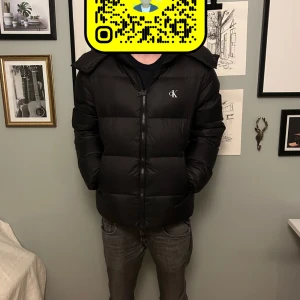 Svart pufferjacka från Calvin Klein - Tjena Säljer min snygg svart pufferjacka från Calvin Klein. Knappast använd slutade använda för den var för stor på mig. Har kvitto digitalt skick 10/10 ny pris 2699kr