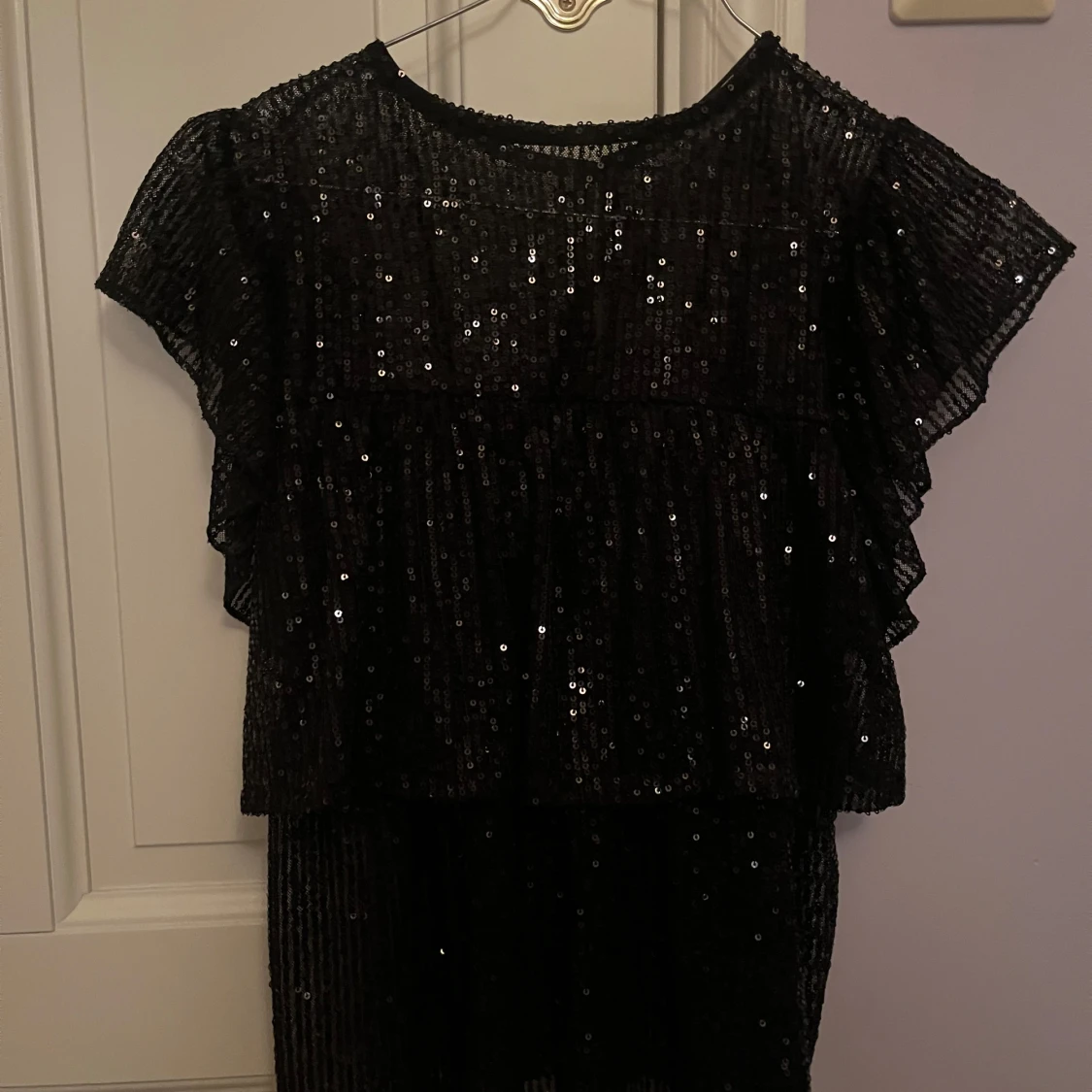 Slutsåld Svart glittrig topp från Meet Me There - 90