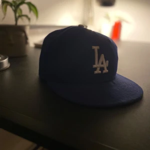 La keps blå - Tja, jag säljer en La keps. Kepsen är i storleken 56,8 som ni kan se på andra bilden. Om ni har frågor så skicka.