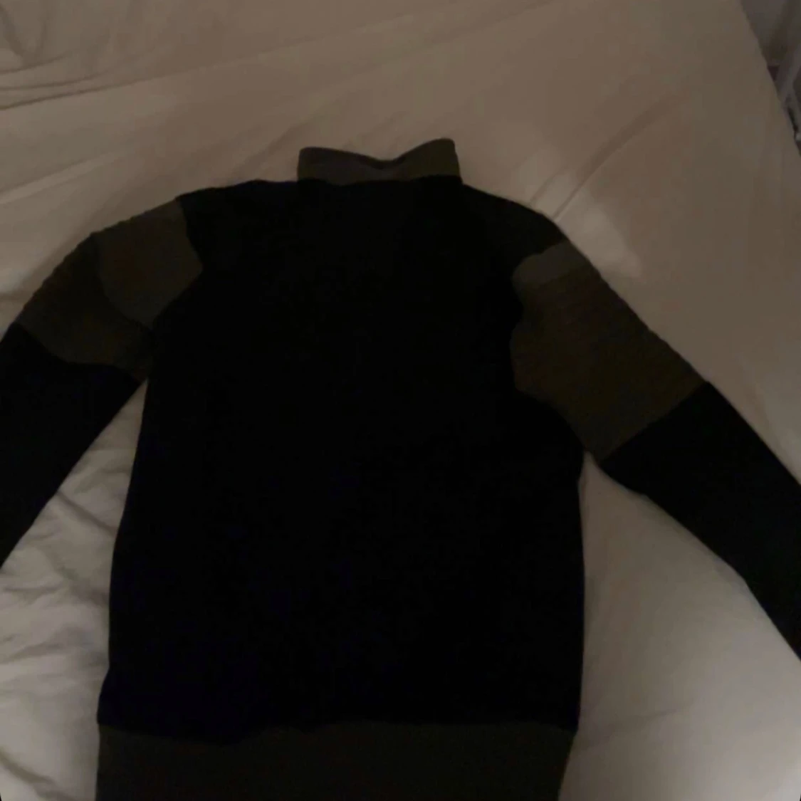 Svart och grön tröja med dragkedja - 90