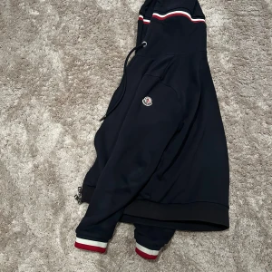 Moncler  - Hej! Säljer nu en moncler zip i ett väldigt bra skick.