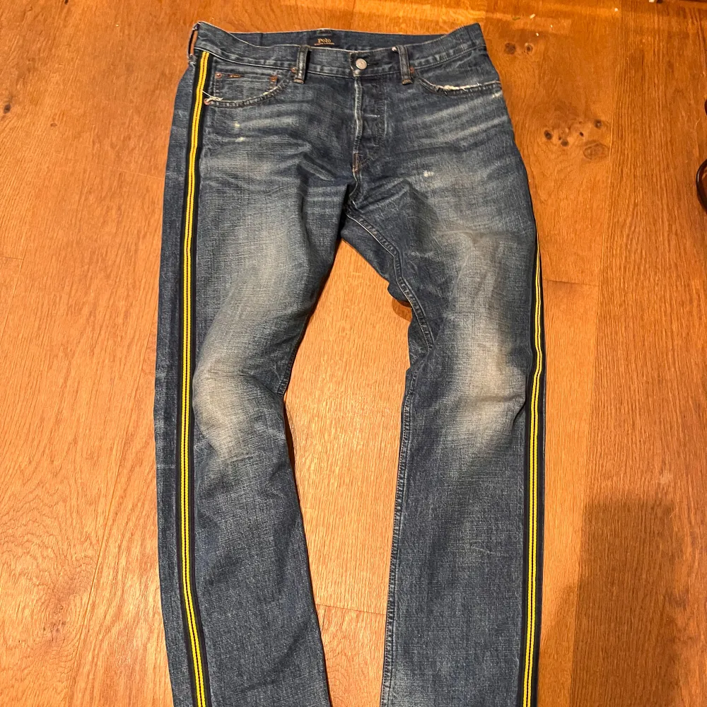 Tvär feta polo ralph Lauren jeans. Säljer dom billigt eftersom jag inte har plats för dom. Köpte dem på någon designer vintage grej. . Jeans & Byxor.