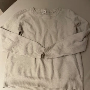 Vit stickad tröja från Vila - Supermysig vit vila tröja storlek L men fungerar också bra till M, S säljer då jag inte använder så ofta längre