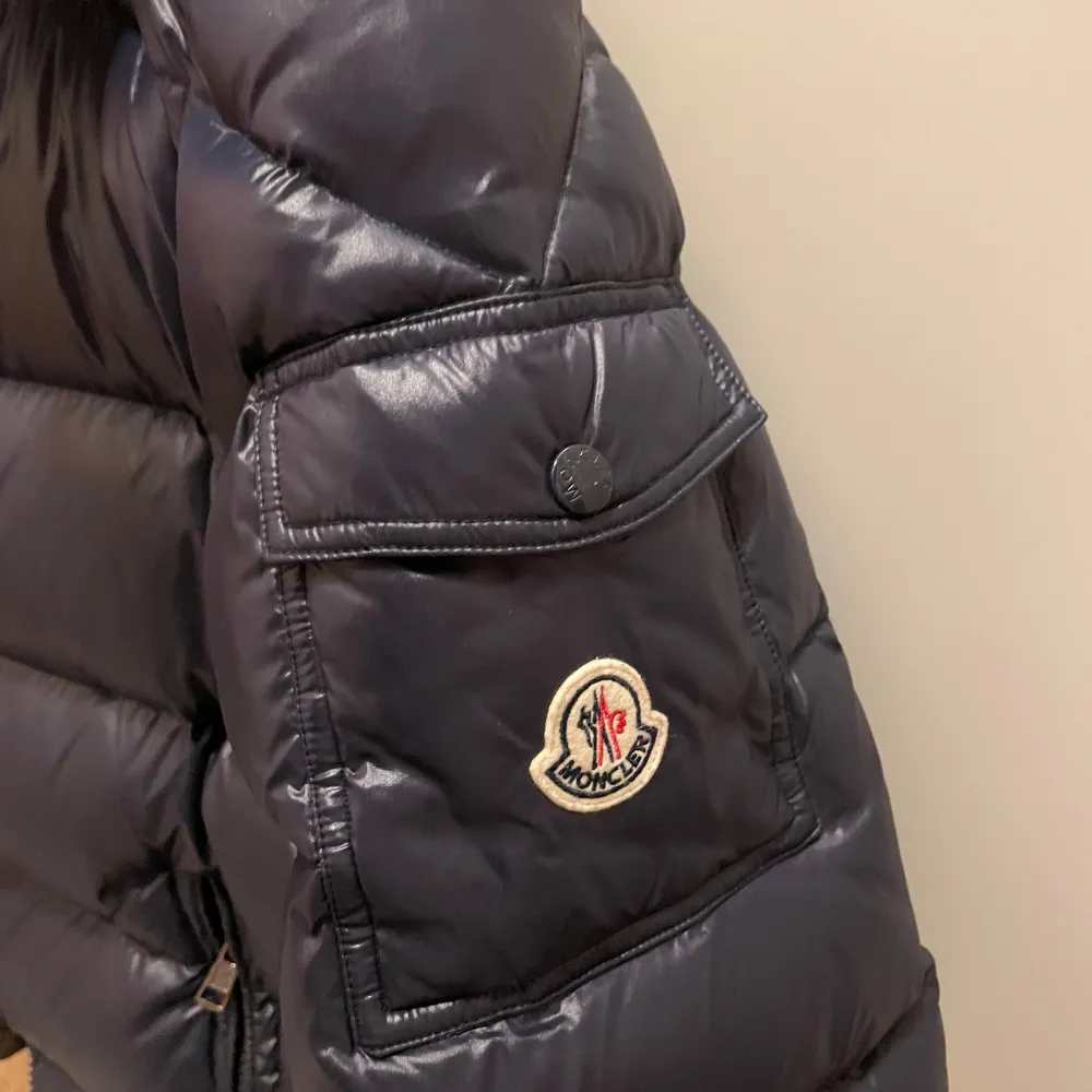 Säljer en snygg pufferjacka från Moncler i mycket bra skick. Den har ett litet fel som jag vet om (skriv pm). Annars är den fett skön och varm med fungerande NFC chip i Moncler loggan. Säljer eftersom det inte riktigt är min stil och vill ha en annan jacka. Storlek 5 så den borde passa M och L (är 184 och den passar bra). Pris kan diskuteras. OBS!! replika.. Takit.