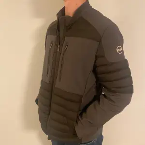 Colmar fieldjacket | Modellen är 184 och väger 70kg | Storlek M passar S | Nyskick 10/10 | Hör av dig vid frågor! 