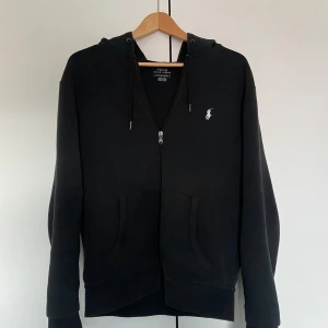 Ralph Lauren hoodie - Säljer min Ralph Lauren hoodie i gott skick. Några tecken på användning finns men inget som stör. Nypris: 2000kr Mitt pris: ~700kr Hör av er vid funderingar!