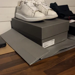 Vita sneakers från Alexander McQueen - Säljer ett par stilrena vita sneakers från Alexander McQueen i mycket bra skick. Har alla tillbehör som extra snören, kvitto, skopåse och kassen från Alexander McQueen, om mer bilder önskas är det bara att skriva😁