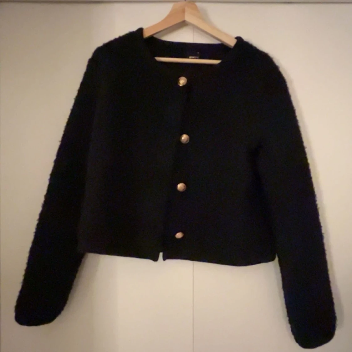 Mörkblå jacka med guldknappar