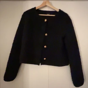 Mörkblå jacka med guldknappar - ”Jacka” från Gina tricot stl M men skulle även funka om man har S, perfekt till våren! Använd 3 ggr, så som ny.