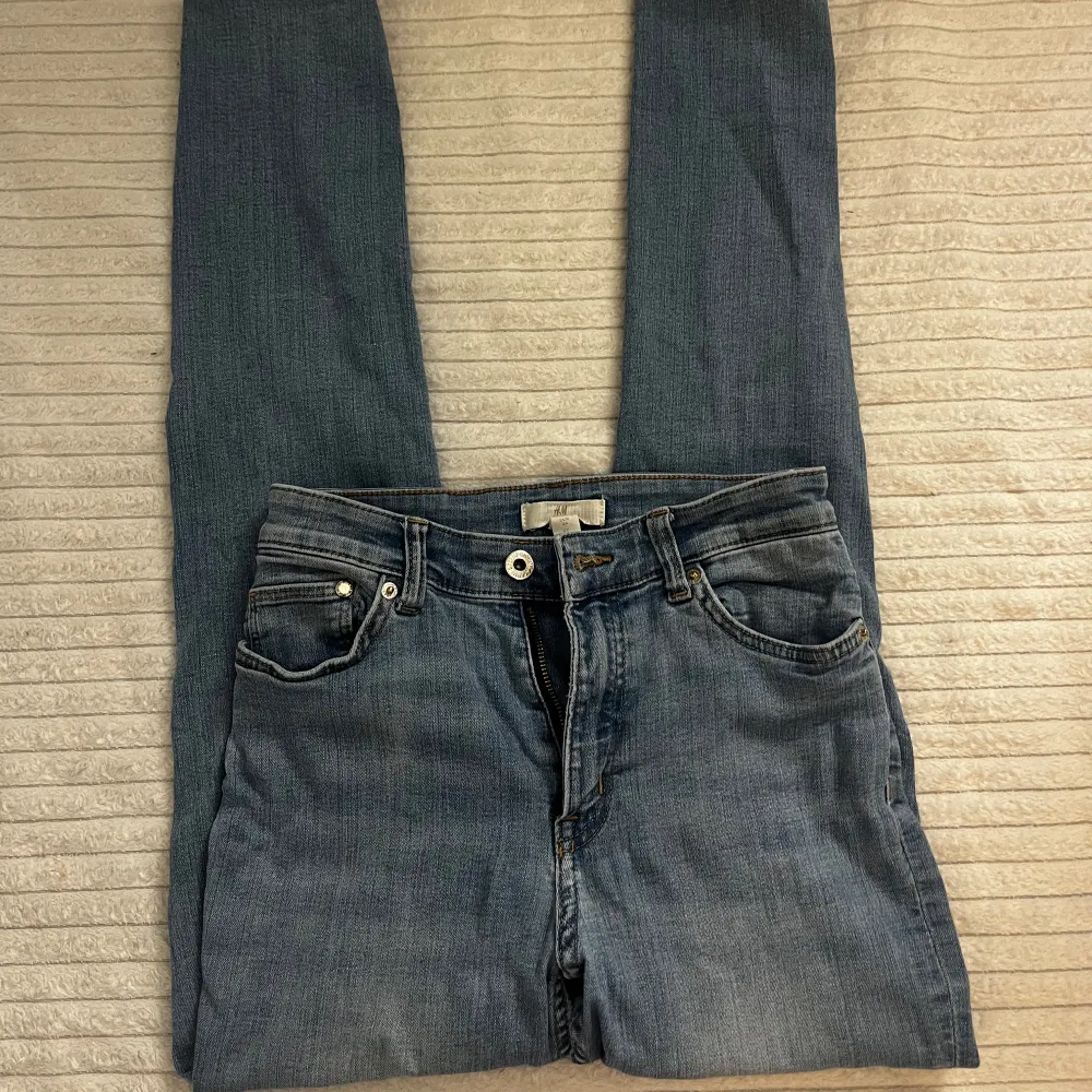 Ett par skinny H&M jeans, säljs därav dem ej används längre. Dem är i mycket bra skick utan defekter. Kom privat för mer info (storlek 34 lappen är suddig) använd ett par få gånger. Dem är strechiga också, och formar sig bra. Jeans & Byxor.