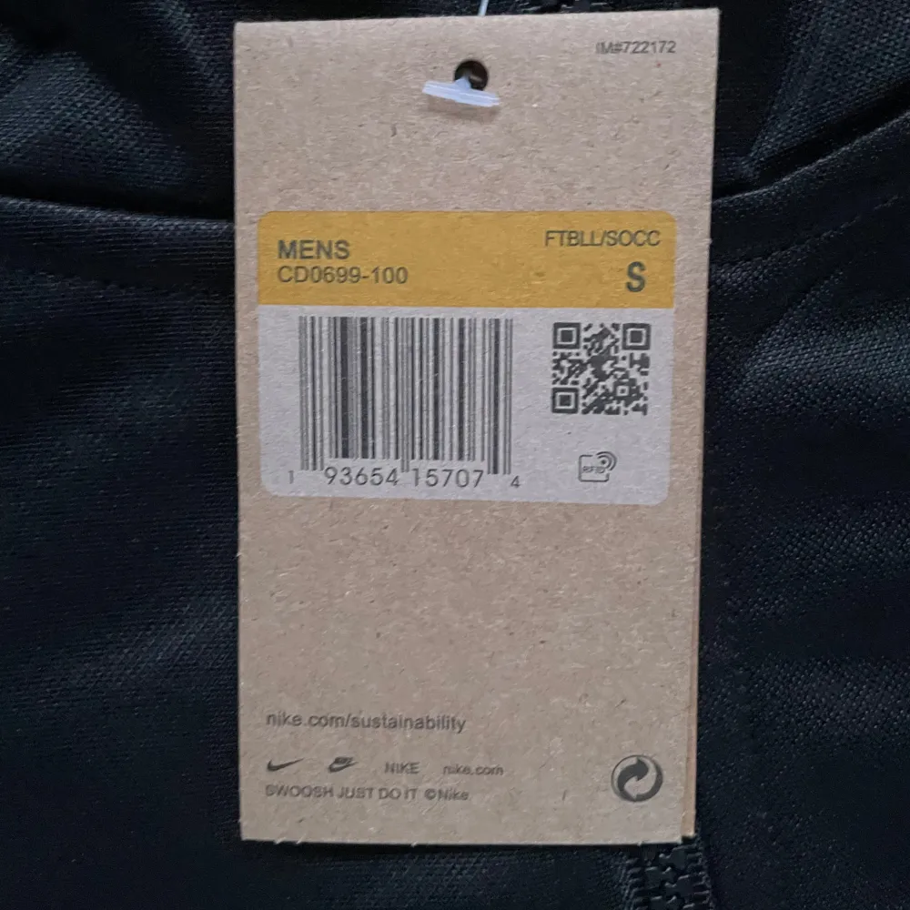 Säljer en svart tech fleece från Nike i storlek S1;1. Aldrig använd med tags kvar, säljer pgd av att min vän inte ville ha den. Modell är 178 cm. Vill få bort den så snabbt så möjligt så vilket kan gå ner i pris mycket💯. Tröjor & Koftor.