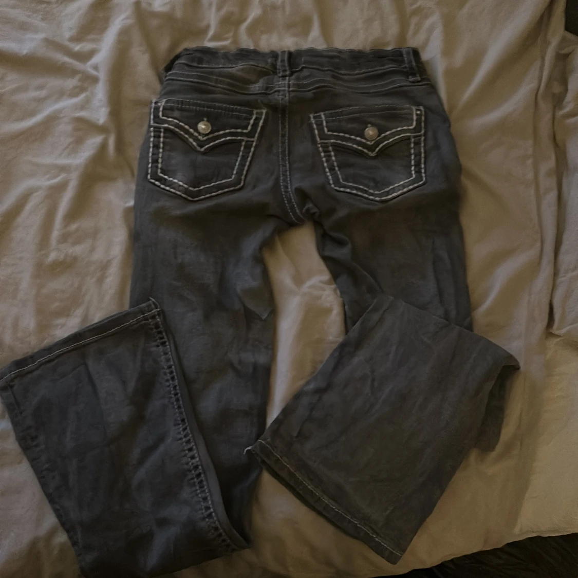 Grå jeans med broderade bakfickor - 90