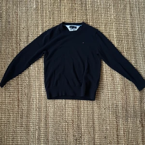 Tommy Hilfiger Stickad tröja - Mörkblå stickad tröja från Hilfiger i mycket bra skick. Säljer den då jag vuxit ur den. Nypris: ca 900kr! Tveka inte att höra av dig! Pris kan diskuteras!😊