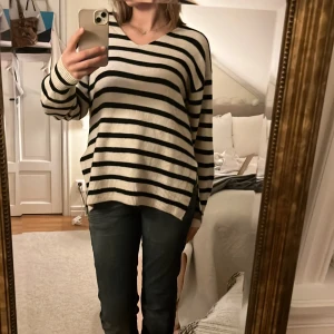 Stickad tröja - Super bra skick! Endast testat på. Så skönt material.