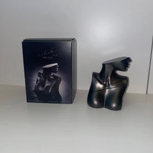 Säljer! Eilish No. 2 Eau de Parfum - Flaskan är 30ml, andvänd 3gånger/full. Förpackningen är lite sliten på kanterna flaskan är det inget fel på! Tar 1050kr för två billie eilish parfymer om ni vill ha.