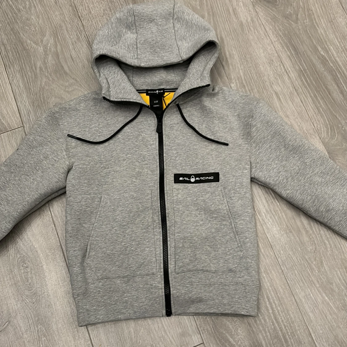 Grå hoodie från Sail Racing