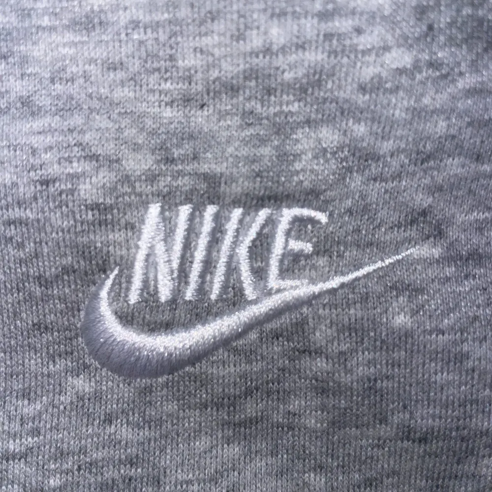 Säljer en nike tröja i grå. Tröjan är i storlek Medium. Den är knappt använd fast ena snöret har jag sytt lite vid änden fast syns knappt. Priset kan diskuteras.. Hoodies.