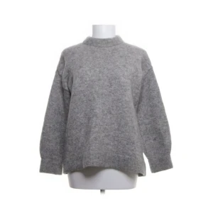 Grå mohair/ull-blandad tröja - Säljer en Mysig grå tröja i mohair och ull-blandning. Perfekt för kyliga dagar med sin varma och bekväma passform. Om du har någon fråga är det bara att fråga💘