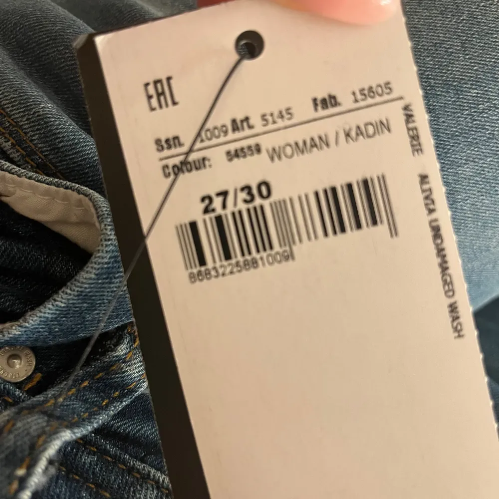 Säljer mina helt oanvända LTB jeans! Lägmidjade! Jag är 165 cm och de är perfekta i längden för mig. Strl 27/30!💕 skriv om ni har frågor! Köptes för 799kr!. Jeans & Byxor.