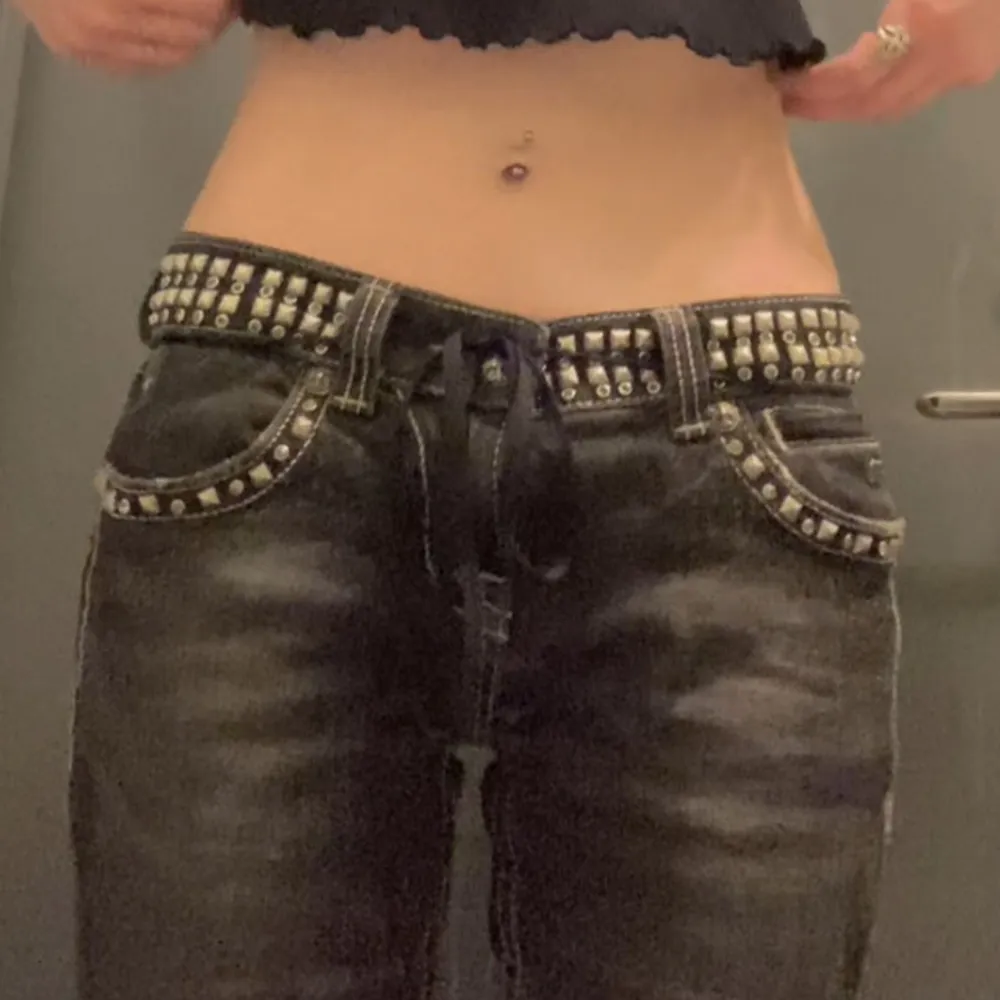 såå snygga miss me med nitar o rhinestone stenar. modellen är omsydda till flare, köpte dom så. storlek 28 men funkade på mig med snöre. bra skick allt är kvar men det fattas ena på märket. första bilden är inte min !! . Jeans & Byxor.