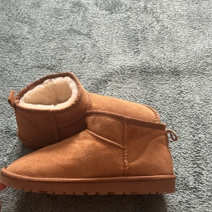 Bruna uggs  - Storlek 41 men små i storlek så dem är som 40!  Oanvända mysiga bruna boots i mocka med varmt foder. Perfekta för kalla dagar! De har en robust sula och en enkel design som passar till det mesta.  Använd dem för att hålla fötterna varma och bekväma hela vintern.
