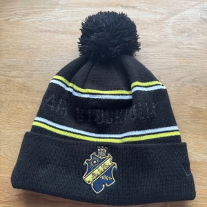 Svart mössa med AIK-logga - Säljer min aik mössa. Jätteskön och värmande. Finns ej i shopen längre, nypris 329kr