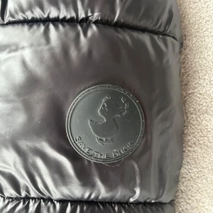 Save the duck vinter jacka  - Säljer min vinterjacka och den är i väldigt bra skick. Hör av dig vid frågor  