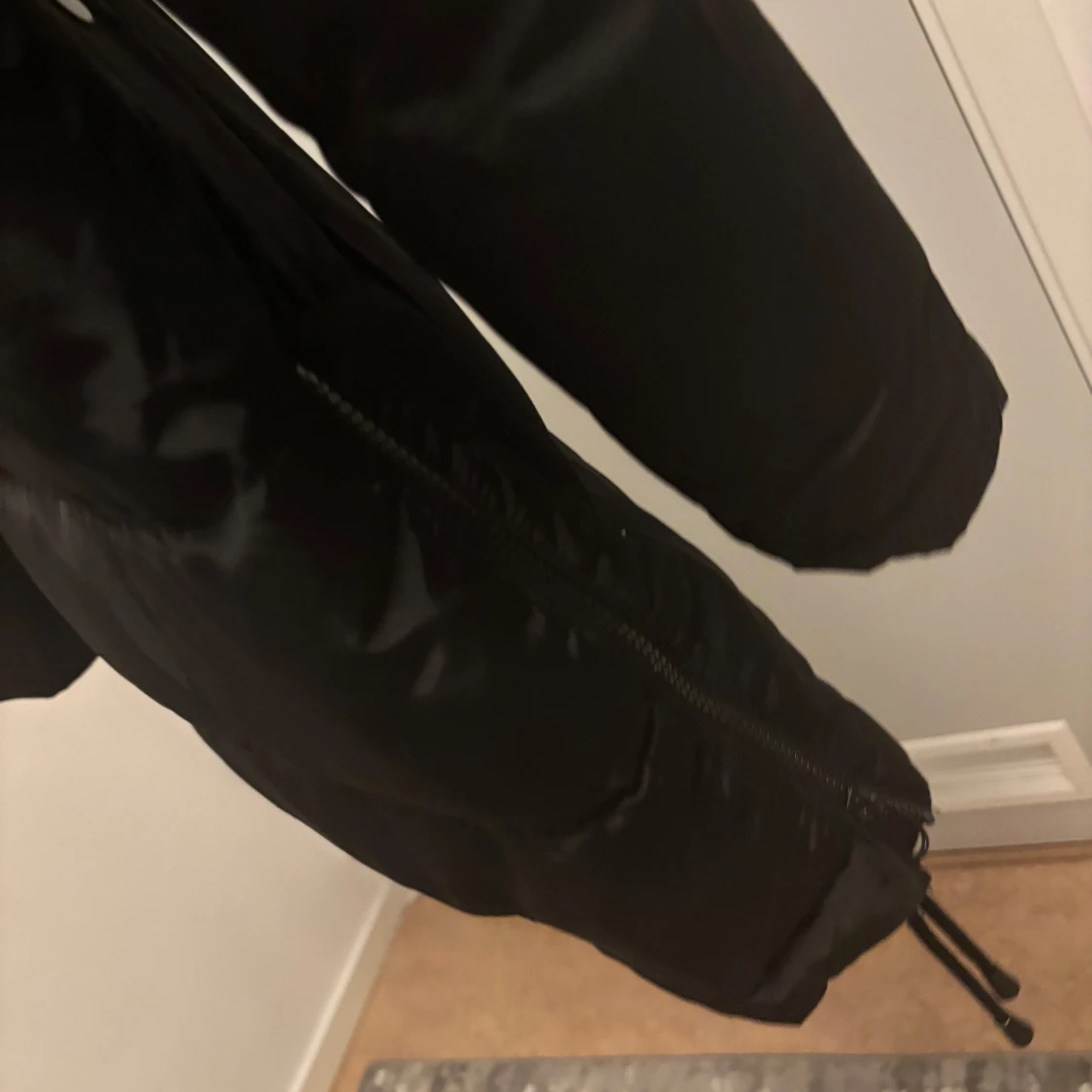 Svart dunjacka med huva - 91