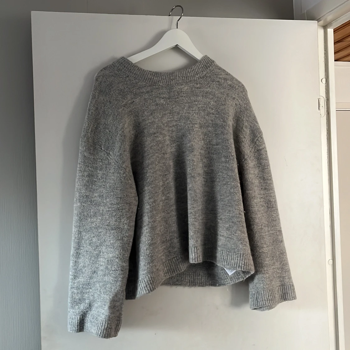 Grå stickad tröja från Gina Tricot