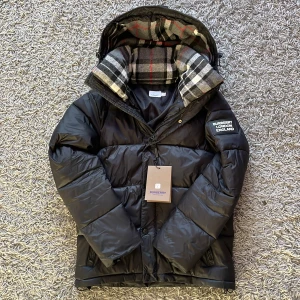 Burberry puffer - Det är Storlek L men den passar som en M eller S.   Jackan är knappt använd. Inga skador och är som i nytt skick.