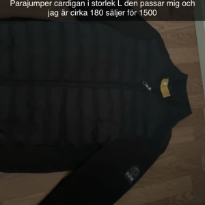 Svart Parajumper cardigan - Säljer en svart Parajumper cardigan i storlek L. Den är perfekt för dig som är runt 180 cm lång. Jackan har en stilren design med dragkedja och är i mycket bra skick. Passar perfekt för höst och vår.