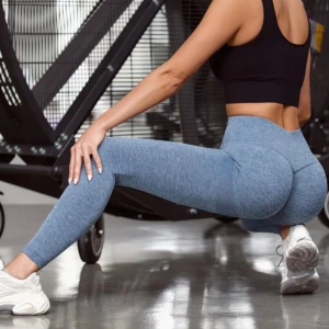 Blå träningstights - Säljer ett par snygga blå träningstights i mycket bra skick. De är högmidjade och har en tight passform som framhäver figuren. Perfekta för gymmet eller yoga! Materialet är stretchigt och bekvämt, vilket gör dem idealiska för alla typer av träning. Köparen står för frakt men kan mötas upp i Stockholm