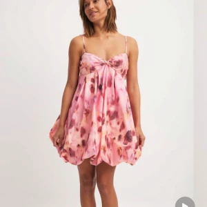 Klänning - Säljer denna söta klänning från NAKD med prislapp kvar alltså endast testad. Säljer pga jag inte hann returnera. Nypris 599kr. Larissa Mills x NA-KD kollektionen.