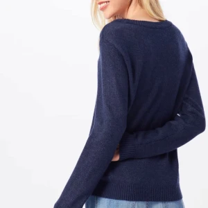 Mörkblå stickad tröja - Säljer en snygg och enkel mörkblå stickad tröja. Perfekt för kyliga dagar med sin mjuka och bekväma passform. Tröjan har långa ärmar och ribbade kanter vid ärmslut och nederkant. Passar både till vardags och lite finare tillfällen. 🧶💙använd endast ett fåtal gånger 