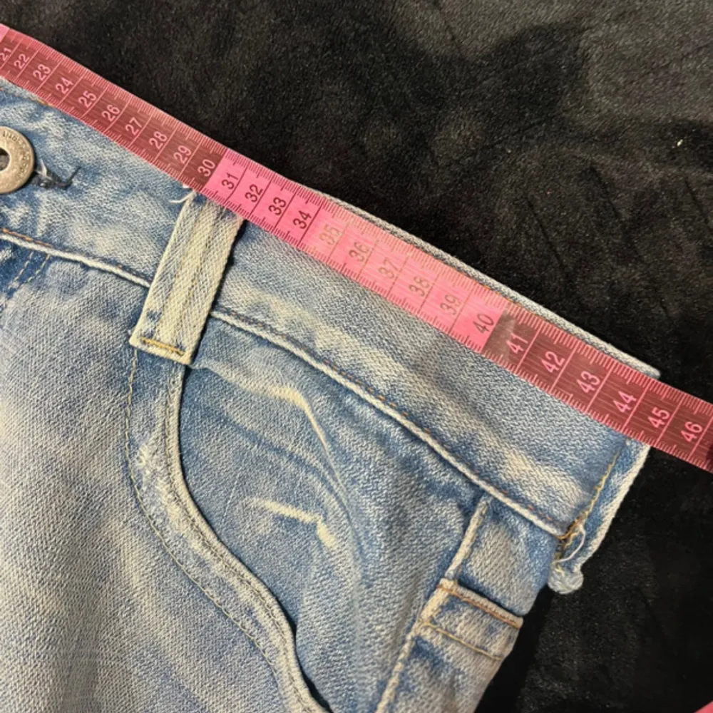 Säljer dessa skit snygga jeans som tyvärr var för stora för mig! Jätte fin kvalite och färg men som sagt för stora för mig! Det finns ingen storlek på jeansen men skulle säga att dessa är L kanske? De är stora så rekommenderar att kolla ifall måtten passar först ❤️❤️ Går endast ner i pris vid snabba köp då jag vill få tillbaka mina pengar bara🥰 inga fler bilder tyvärr !. Jeans & Byxor.