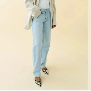 Ljusblå jeans - Säljer ett par raka jeans från Gina tricot, strl 32. 
