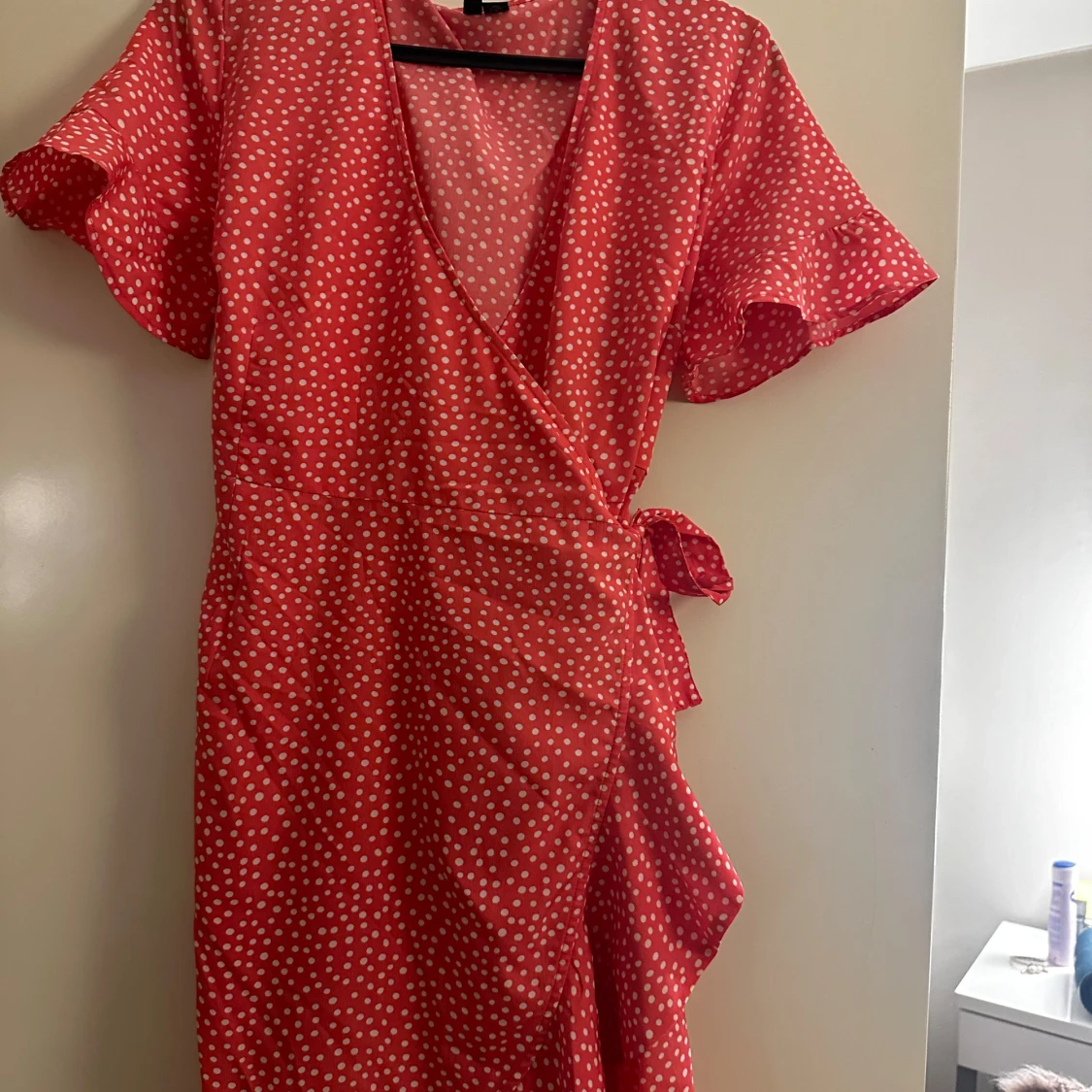 Rosa prickig klänning