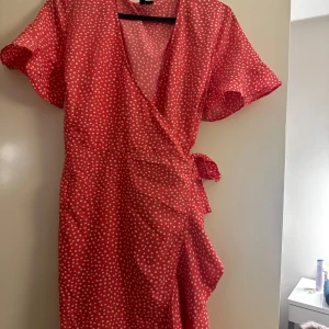 Rosa prickig klänning - Super söt❤️🩷