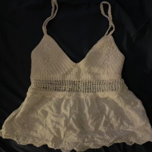 Vit spetslinne - Säljer en söt vit spetslinne som är köpt från Spanien💕 One sized skulle säga passar xs - s.
