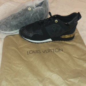 Sneakers  - Säljer mina helt nya och stiliga sneakers. Kommer med dens påse och dessutom är helt oanvända 