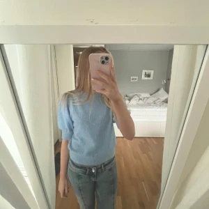 ljusblå stickad t-shirt - säljer en superfin ljusblå stickad tröja från veromoda med puffiga trekvartsärmar. perfekt för både vår och höst! den har en ribbad kant vid ärmslut och nederkant som ger en snygg passform. tröjan är i mycket bra skick men har tecken på användning💕 kan mötas i sthlm