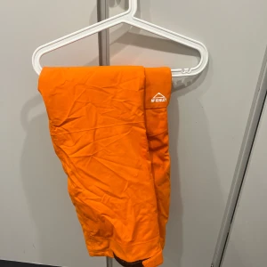 Grå och orange quiltad jacka från Everest (barn storlek)  - Säljer en snygg grå quiltad jacka från Everest med en cool orange insida. Perfekt för höst och vår, med dragkedja och långärmad design. Jackan är i bra skick och passar perfekt för både vardag och utomhusaktiviteter. Håll dig varm och stilren! 🍂