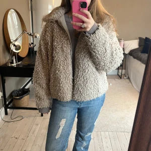 Beige teddyjacka - Mysig beige teddyjacka från hm i mycket bra skick, nästan aldrig använd och tillräckligt varm att använda som vinterjacka❤️