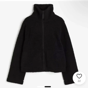 Svart teddyjacka med dragkedja Intressekoll!!! - Intresse koll på denna super snygga Teddy jackan från hm ❤️❤️
