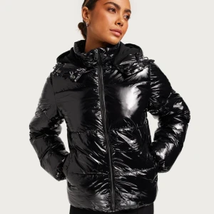 Everyday puffer jacket - Säljer denna superfina jacka från nelly då den inte passade mig. Den är köpt på Plick men den är i väldigt bra skick och den är just nu slutsåld på nellys hemsida. Klicka gjärna på ”köp” direkt🖤