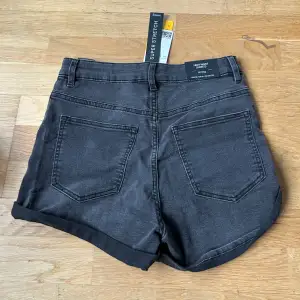 Säljer ett par grå högmidjade shorts från Divided i superstretchigt material. De är i nytt skick med lappar kvar! Gjorda av en blandning av bomull, polyester och elastan 🩶