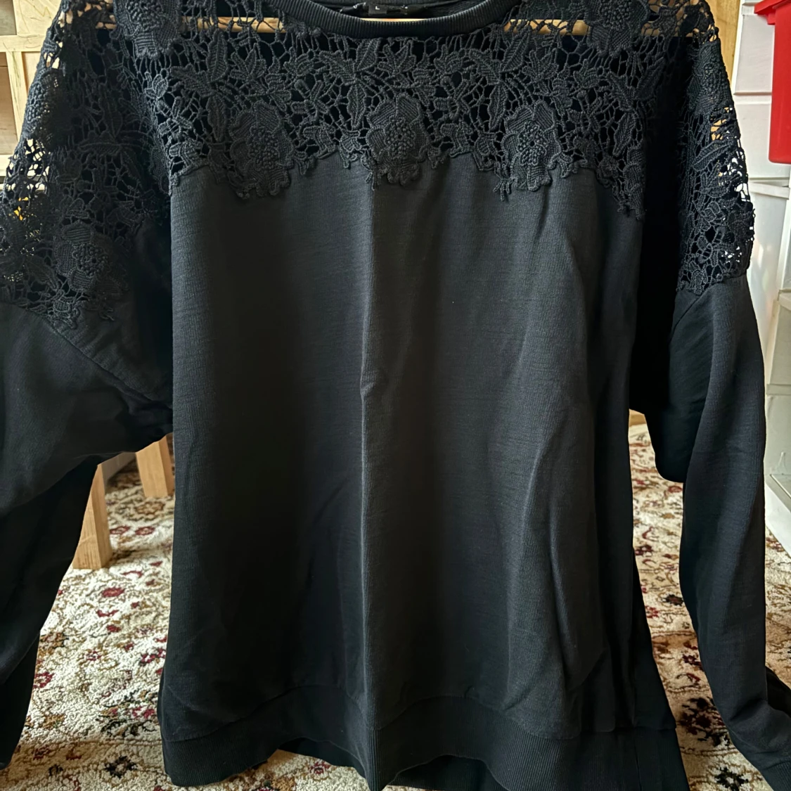 Svart tröja med spetsdetaljer
