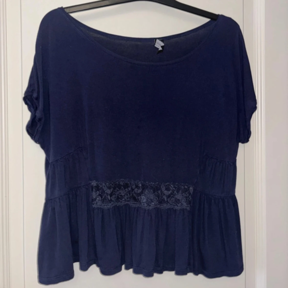 Mörkblå topp med spetsdetalj